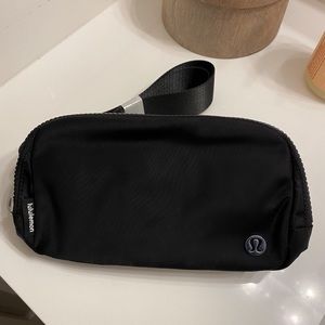 Lululemon Everywhere Belt Bag